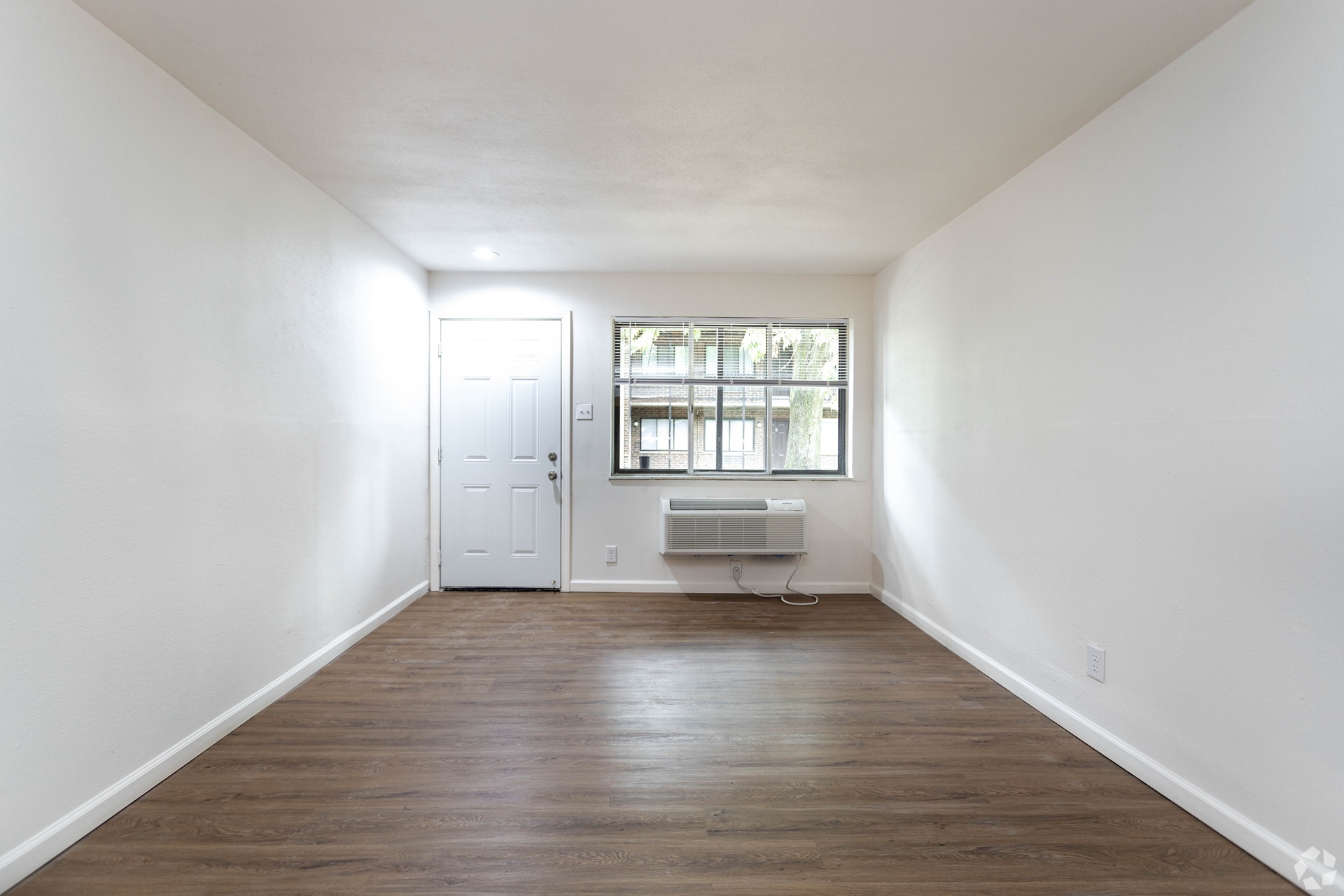Springwood Apartments living room in Saint Louis, MO