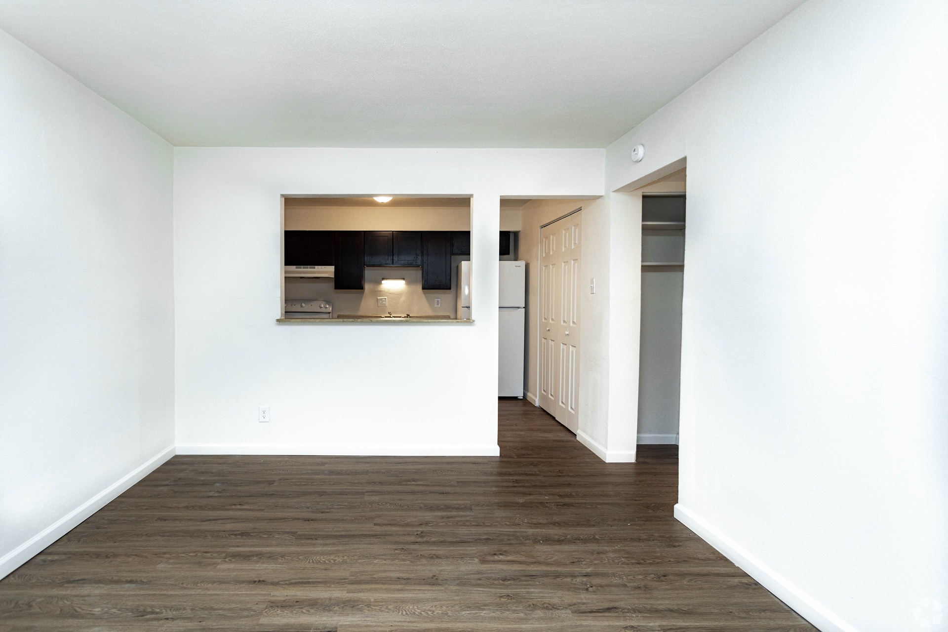 Springwood Apartments living room in Saint Louis, MO
