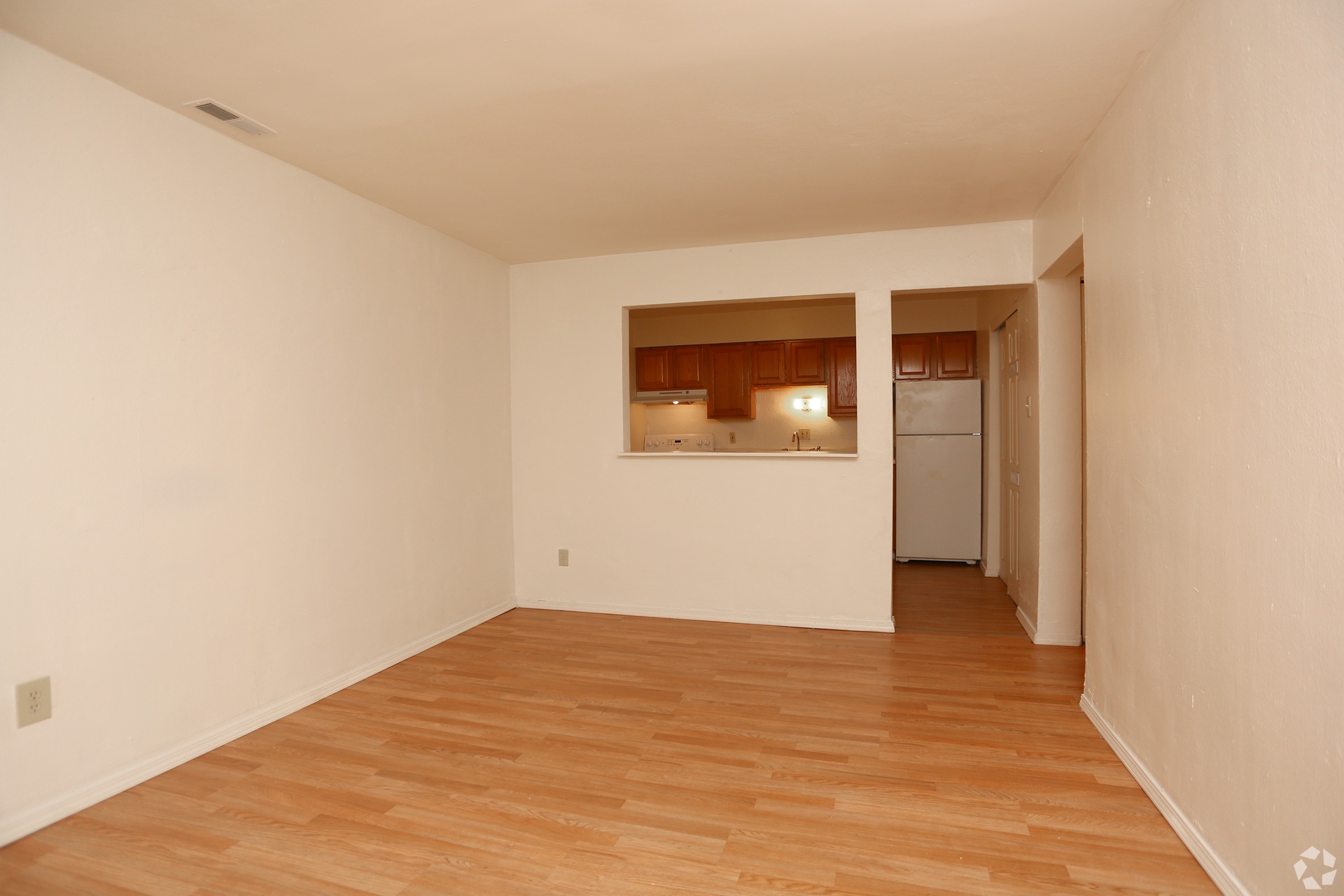 Springwood Apartments living room in Saint Louis, MO